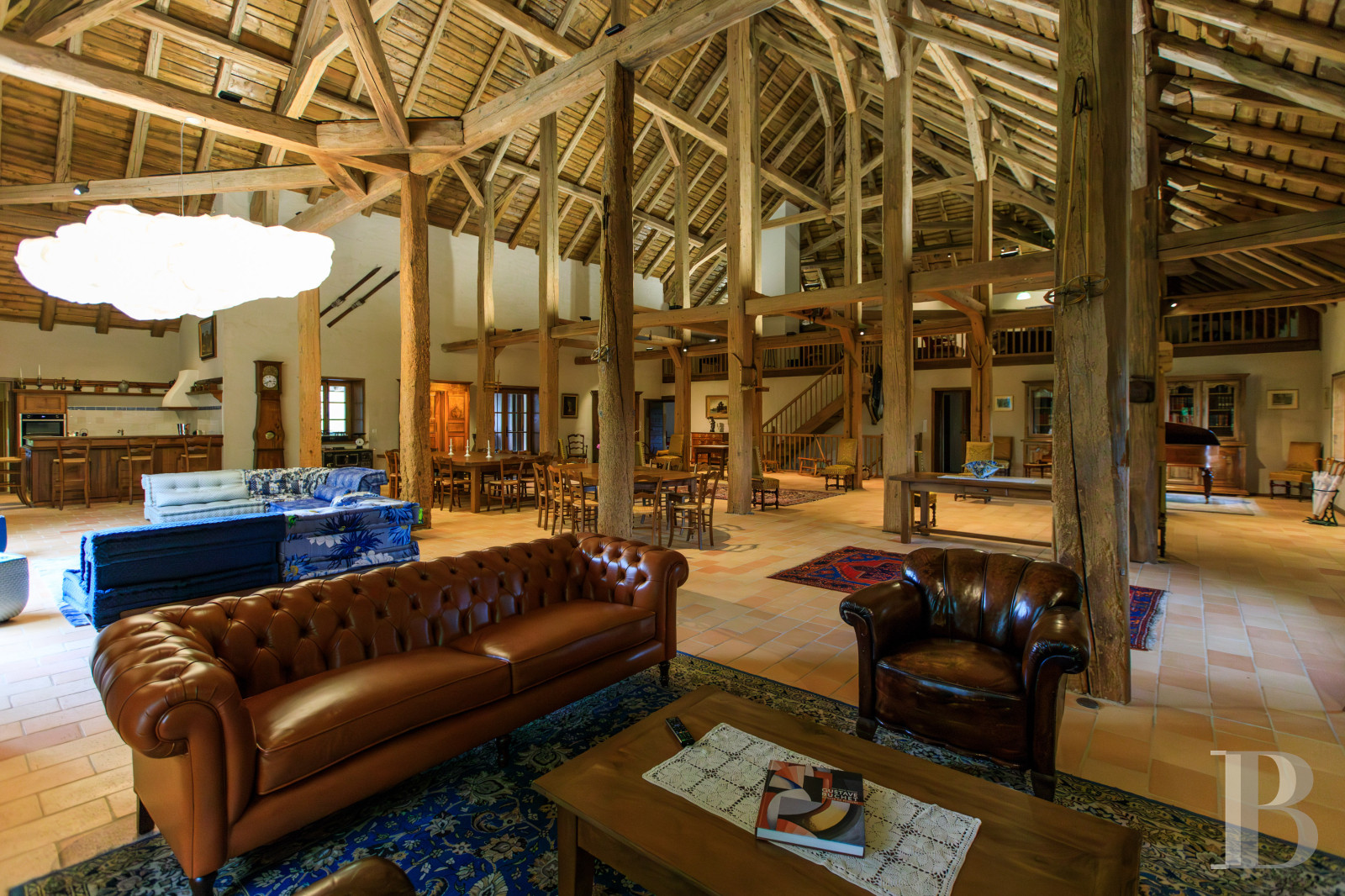 Dans le Haut-Bugey, à mi-chemin entre Lyon et Genève, une ferme abbatiale du 17e siècle transformée en une vaste et confortable demeure.  - photo  n°20